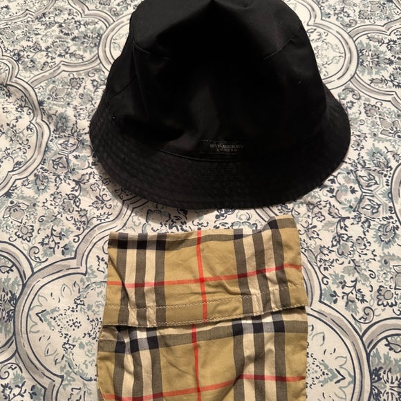BURBERRY REVERSIBLE HAT W POUCH SMALL - Picture 3 of 3